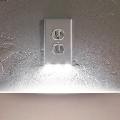 iTD Gear Wall Outlet Coverplate w/ LED Night Lights (Auto on/off)
